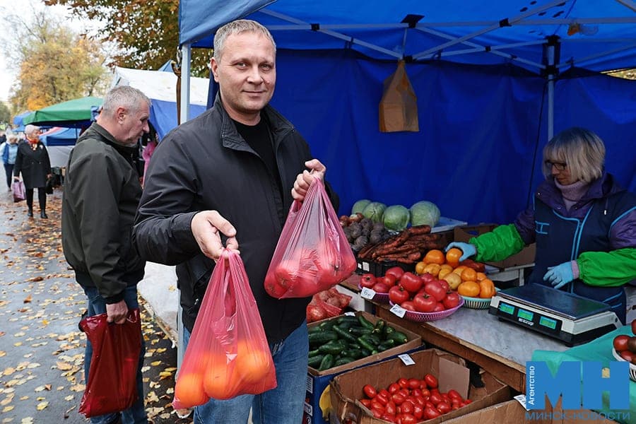 Autumn on the shelves: how much vitamins cost at the daily fair on the bull. Tractor builders