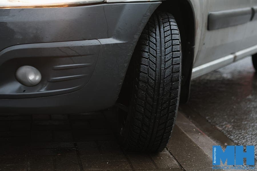 A drunk man in Minsk did not like a parked car, and he cut his tires in it