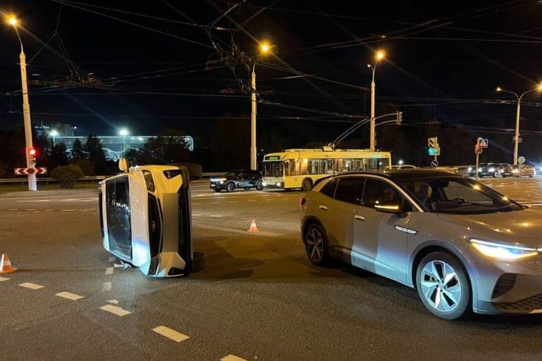 The car capsized at the intersection of the street. All Saints and Kalinovsky