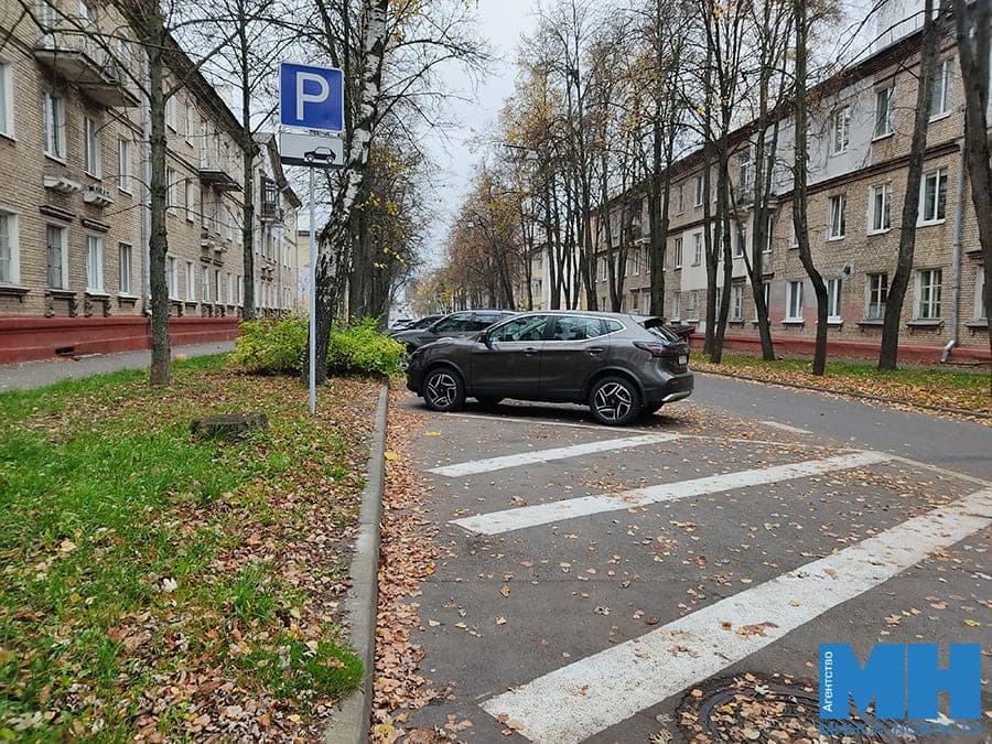 На ул. Коржа водителям разрешили парковаться «елочкой». Что еще там изменилось
