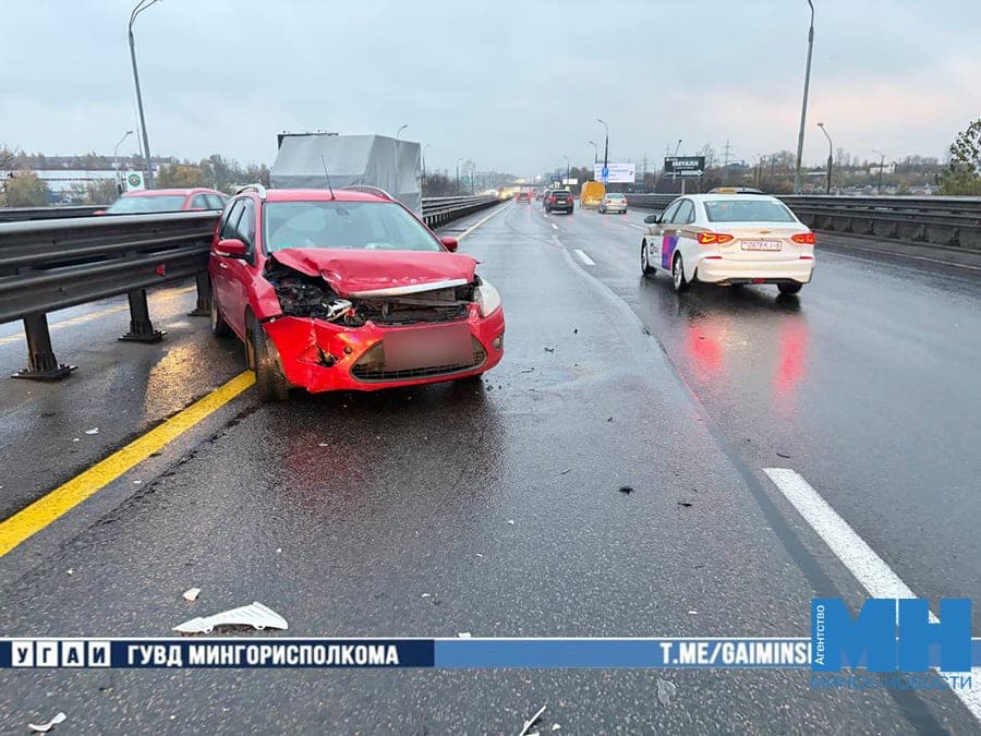 A car with a trailer crashed into the separation fence on the Moscow Ring Road