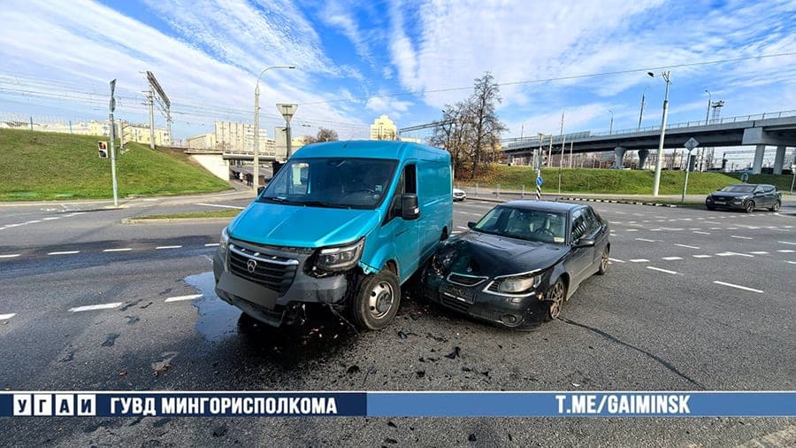 Два автомобиля столкнулись на перекрестке ул. Московской и Домашевской
