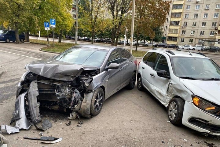 В Бобровском районе произошло ДТП с участием двух легковых автомобилей