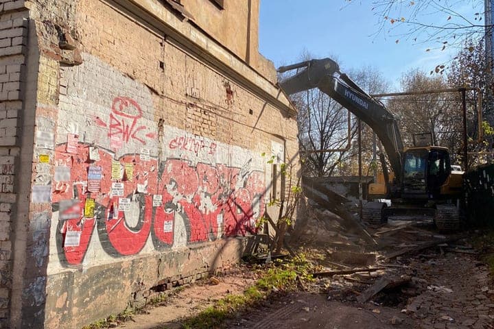 In the very center of Vladimir, the demolition of a century-old merchant's mansion began