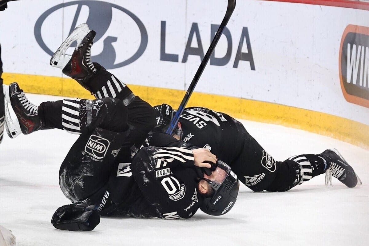 Metallurg and Tractor topped the standings from different sides