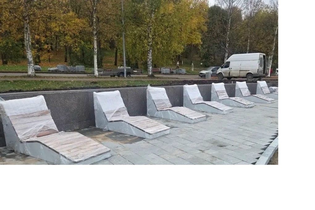 In Petrozavodsk, new sun loungers were installed. October is the time