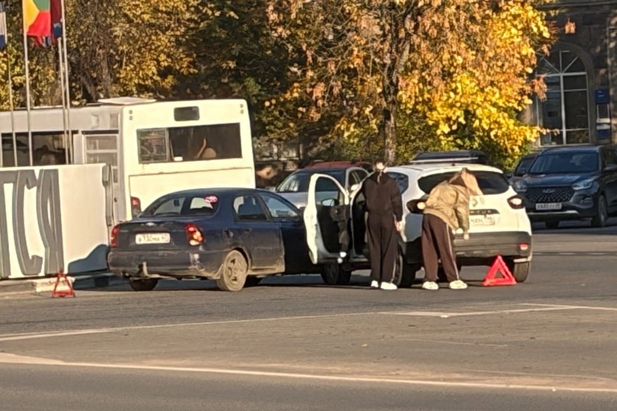 Ах, дамы, дамы: две псковских автоледи не подеоили дорогу на улице Советской