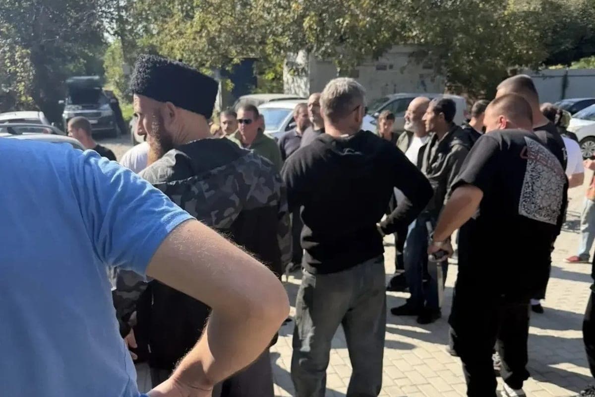 Десятки человек задержали мужчину, нападавшего на девушек с ножоми в Краснодаре