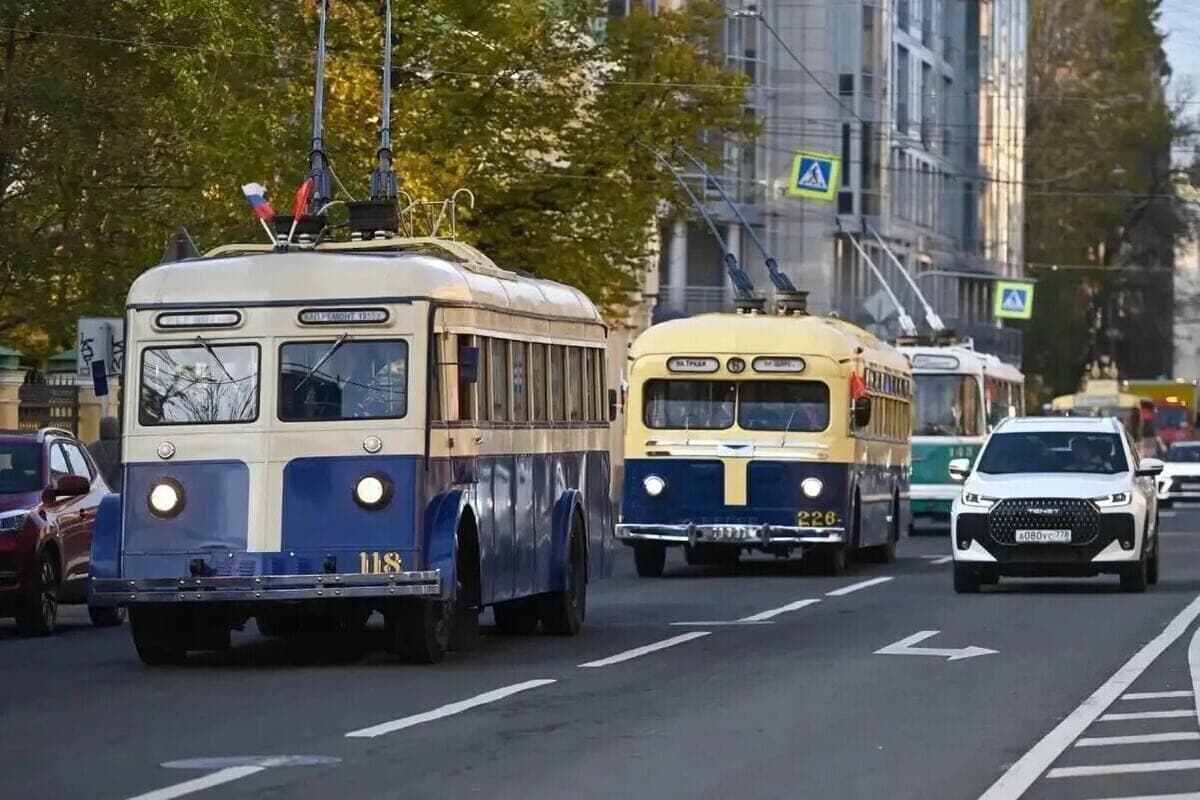 Колонна раритетной техники проехала по Петербургу в честь 90-летия троллейбуса