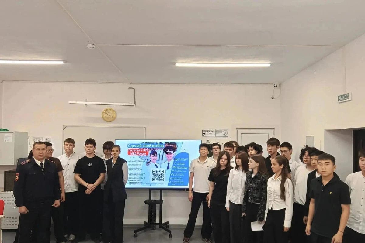 Law enforcement officers of the Gorodovikovsky district of Kalmykia conducted career guidance in schools