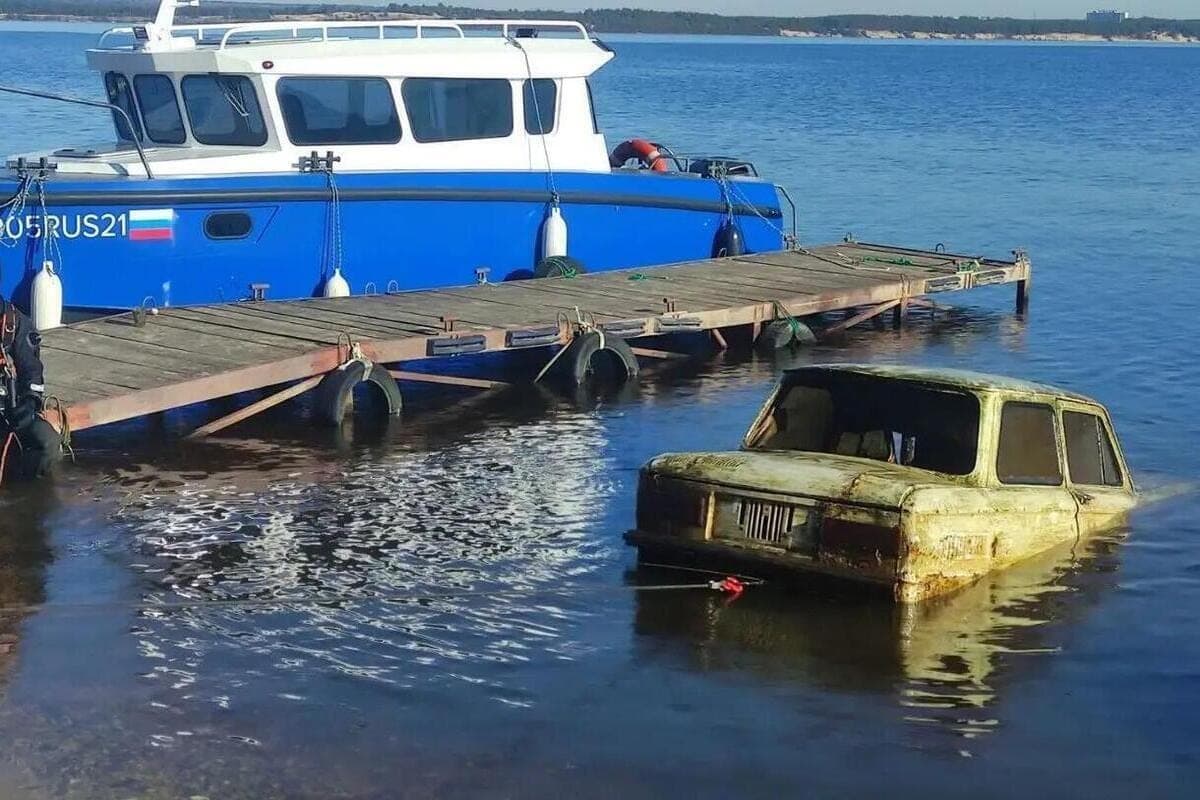 В Чебоксарах спасатели отработали подъем автомобиля из воды