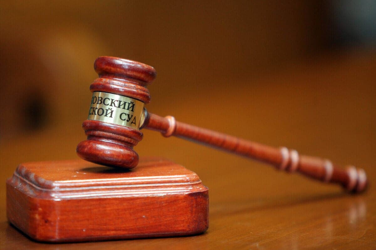Fired for being late, the electrician sued the authorities for almost a million
