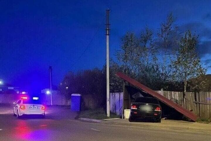 Пьяный бесправник на угнанном автомобиле врезался в остановку в Кирове