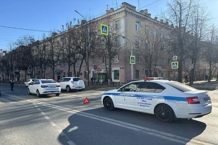 В центре Йошкар-Олы машина сбила девушку на переходе