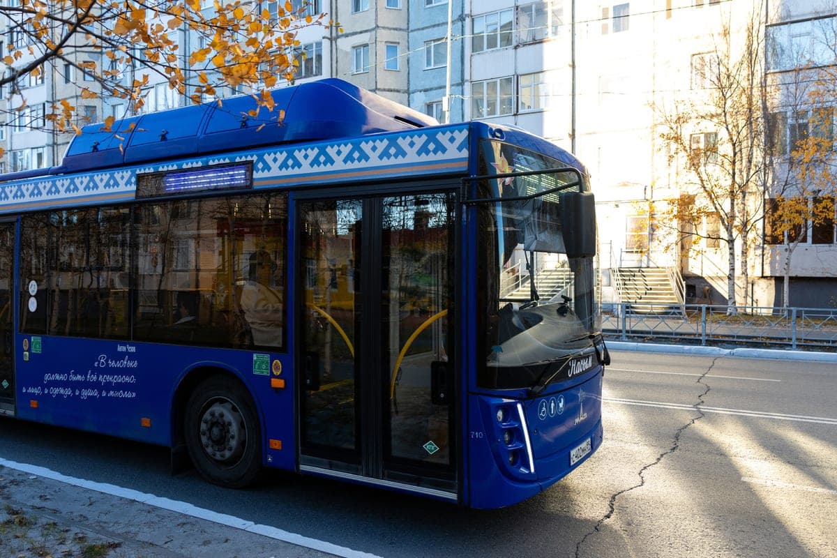 Жители Надыма ждали автобусы отмененного маршрута из-за сбоя в расписании