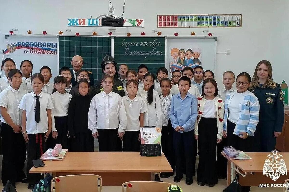 Veteran civil defense held a safety lesson for students Elista