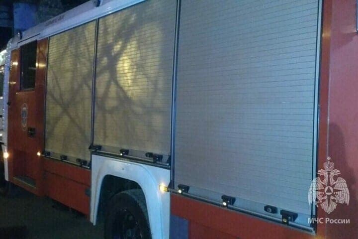 Загорелись ночью в Казани мусорные контейнеры и дом