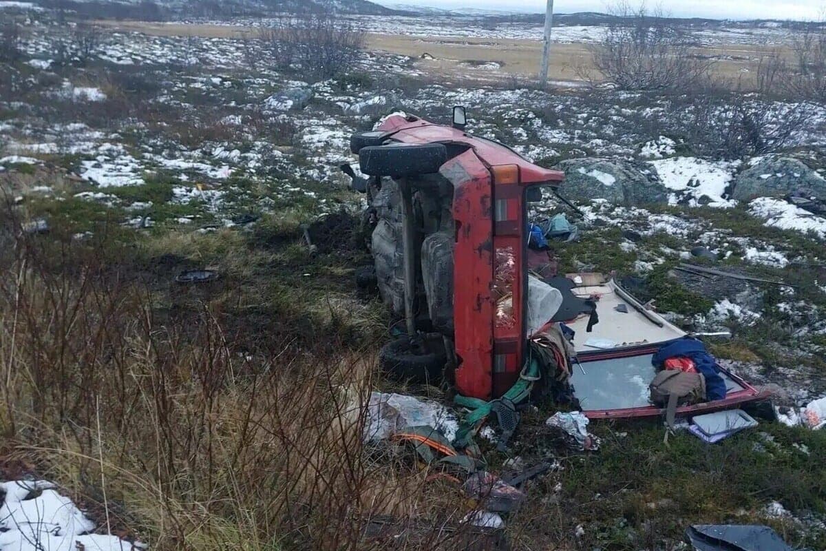 Two people were killed and four injured in an accident in the Murmansk region on October 15
