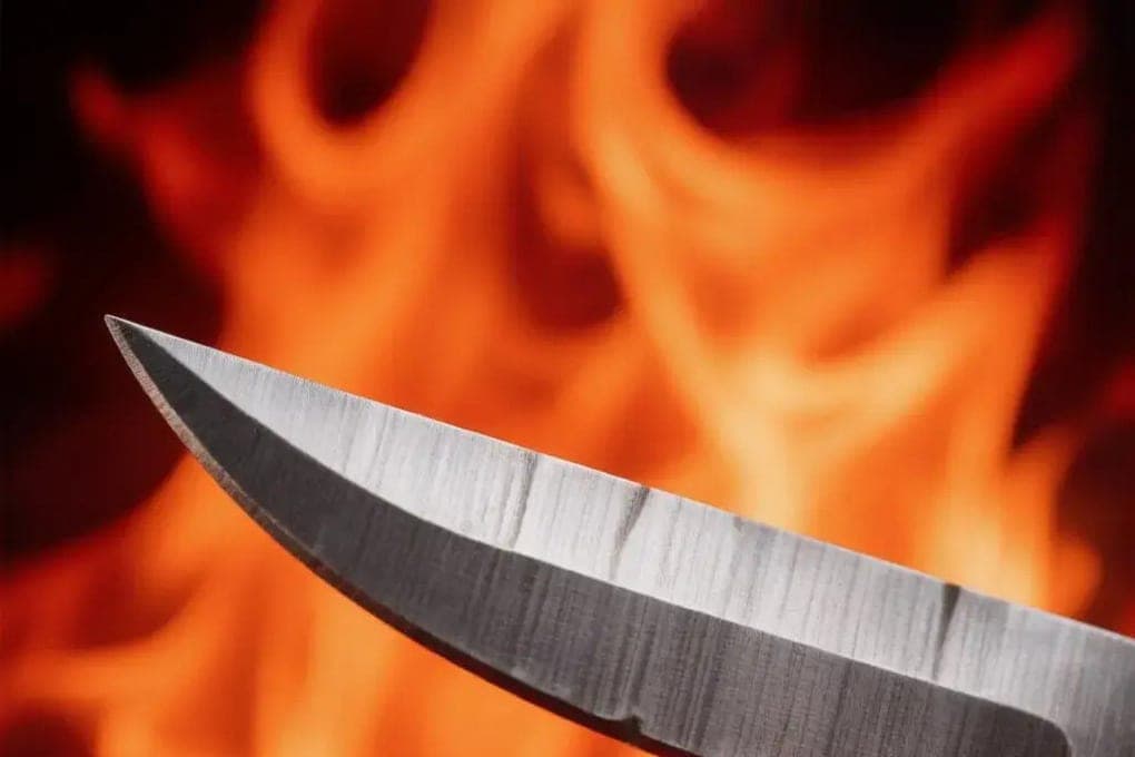 A resident of Sampur district attacked his father-in-law with a dagger and almost burned down the house