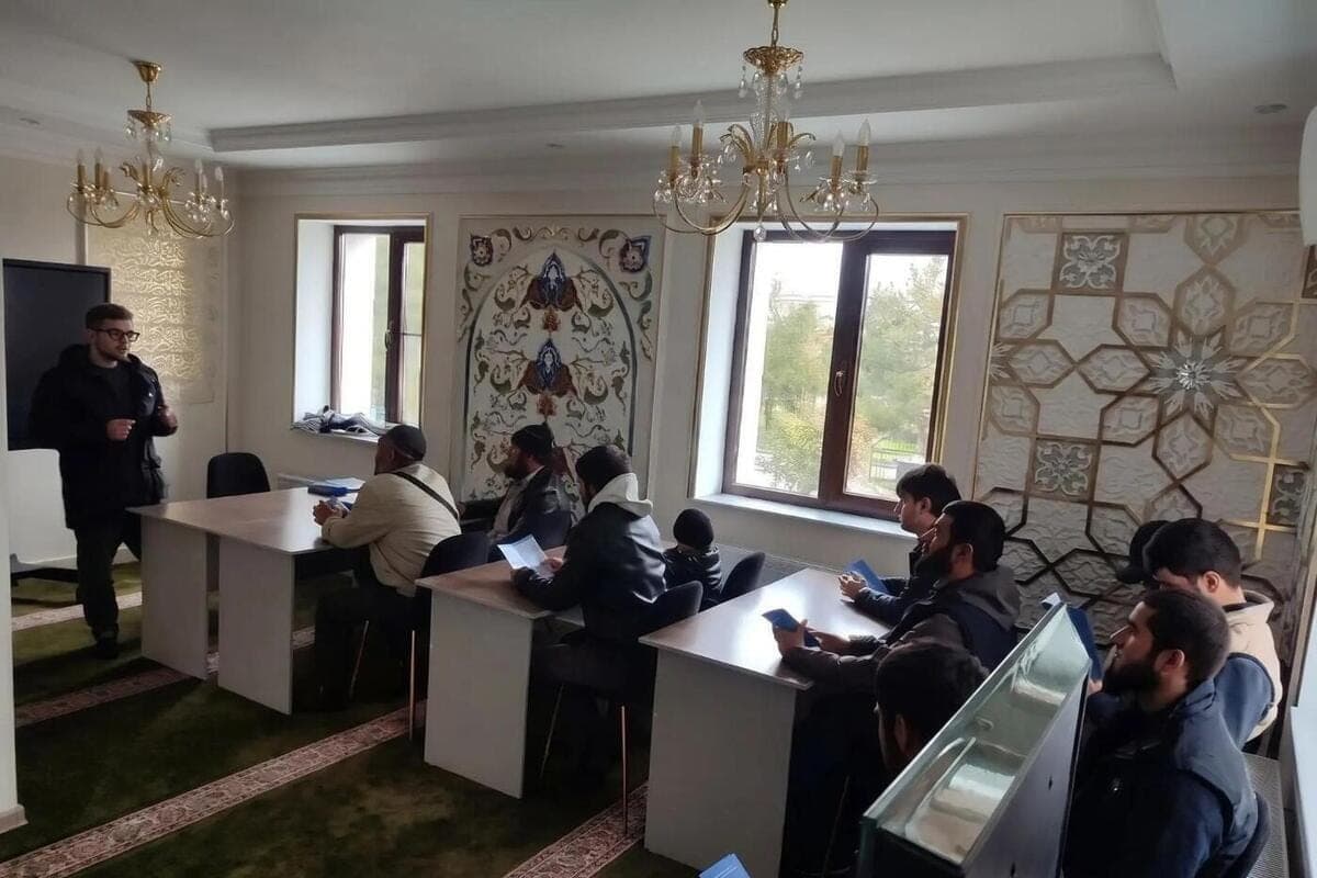 Des spécialistes étrangers ont expliqué les règles du séjour à Mariupol