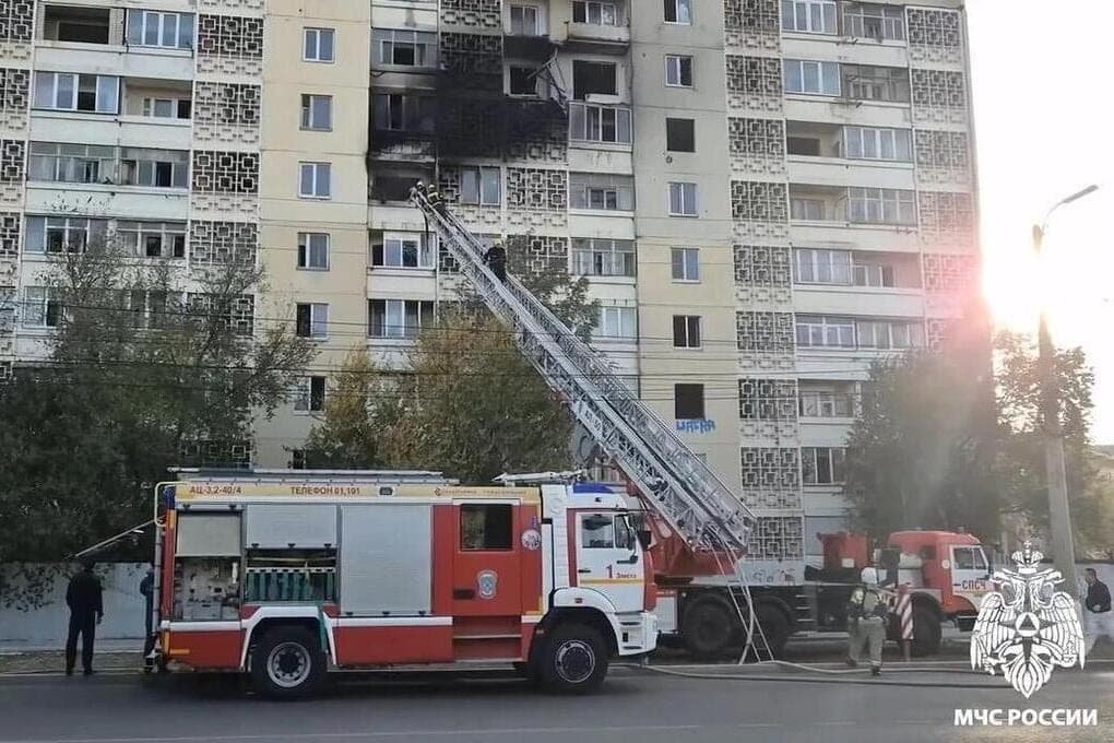 In Elista extinguished a fire in the uninhabited entrance of the house