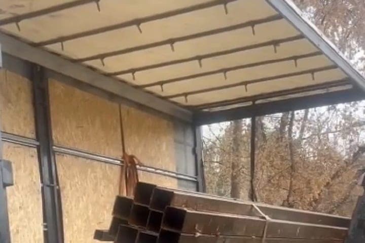 Новосибирский зоопарк отправил стройматериалы зоопарку в Придорожном
