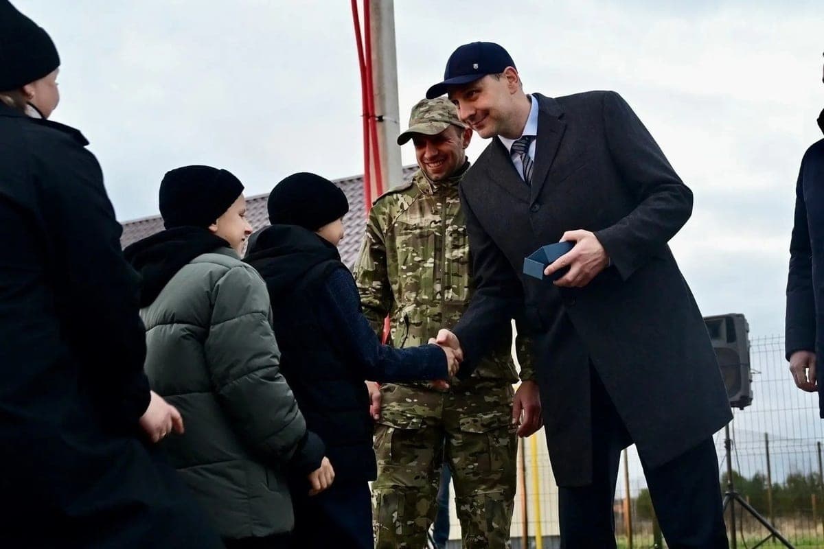 Denis Pasler handed the keys to the houses to doctors and teachers of Verkhoturya
