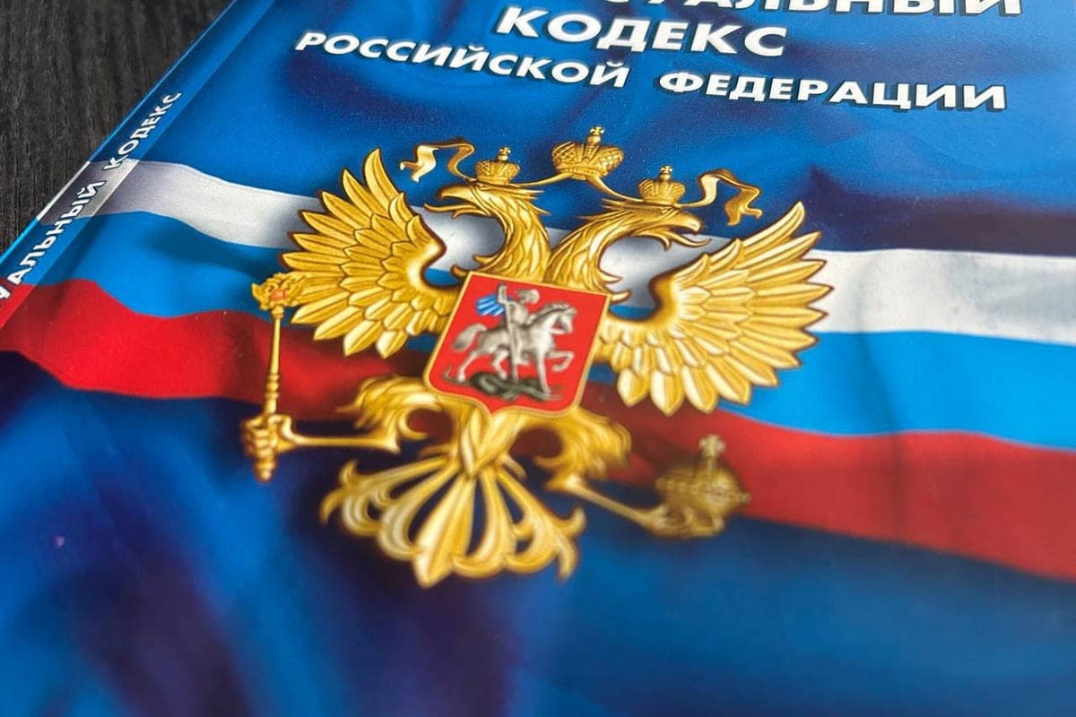 Долго смотрела телефон: жительница Новоалтайска избила 13-летнюю дочь кочергой