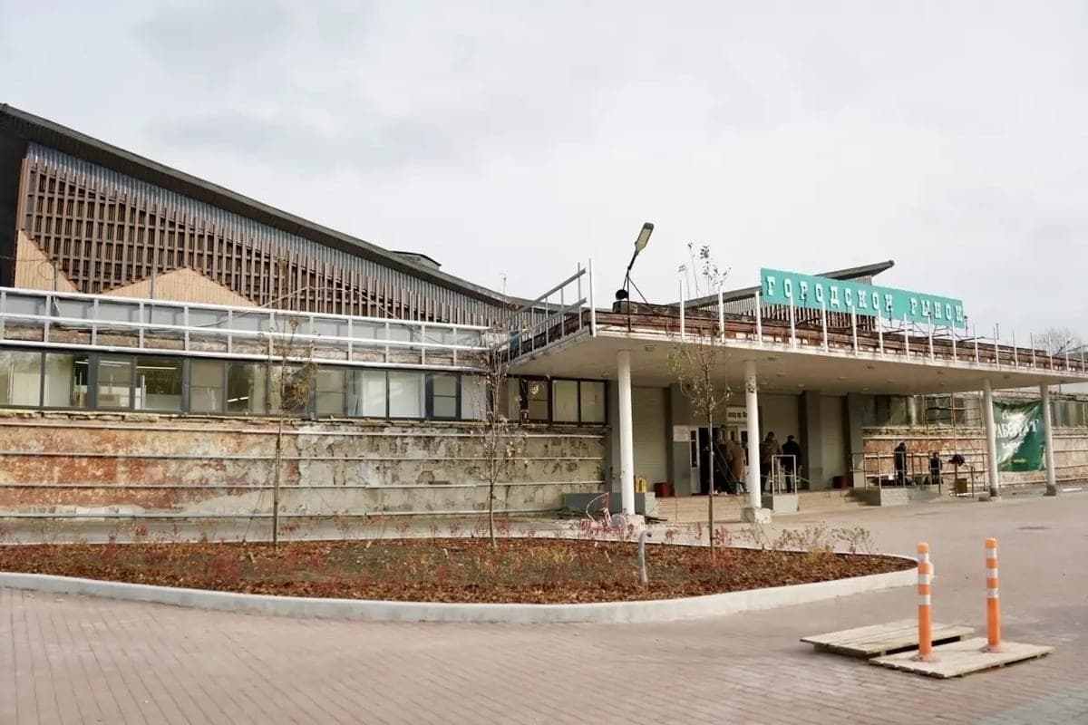 The kolkhoz market and the adjacent territory continue to be landscaped in Cherepovets
