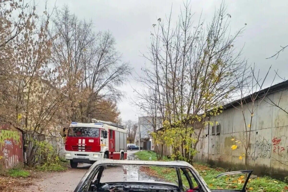 On the street in Tver burned foreign car