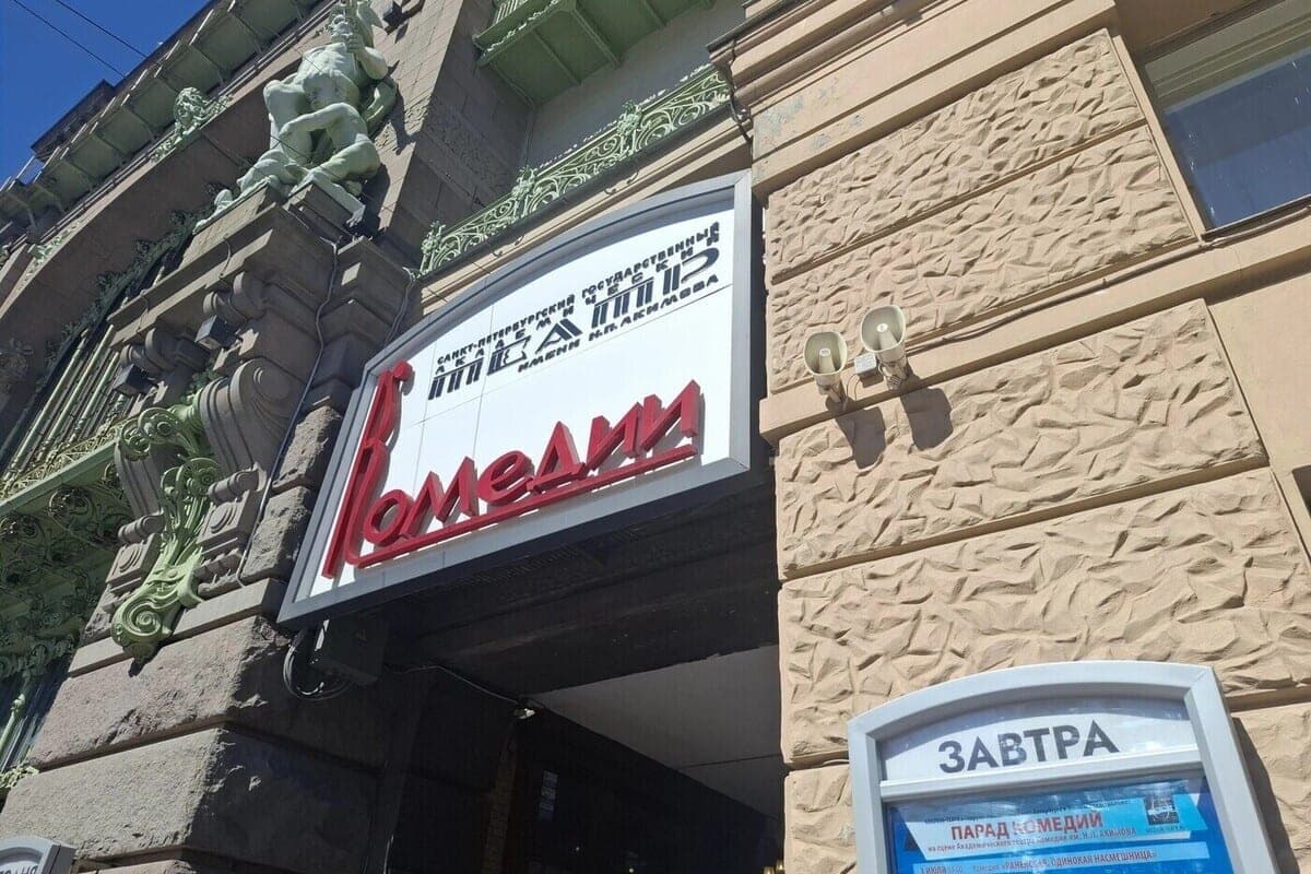 Колонну из десяти пожарных машин заметили у Театра комедии на Невском