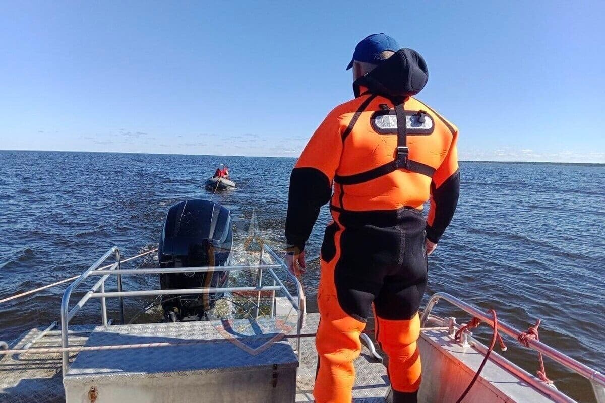 On Ladoga, rescuers helped fishermen in a boat with a broken engine