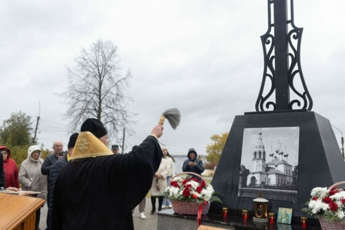 В Костроме состоялось освящение поклонного креста на месте утраченного Никольского храма