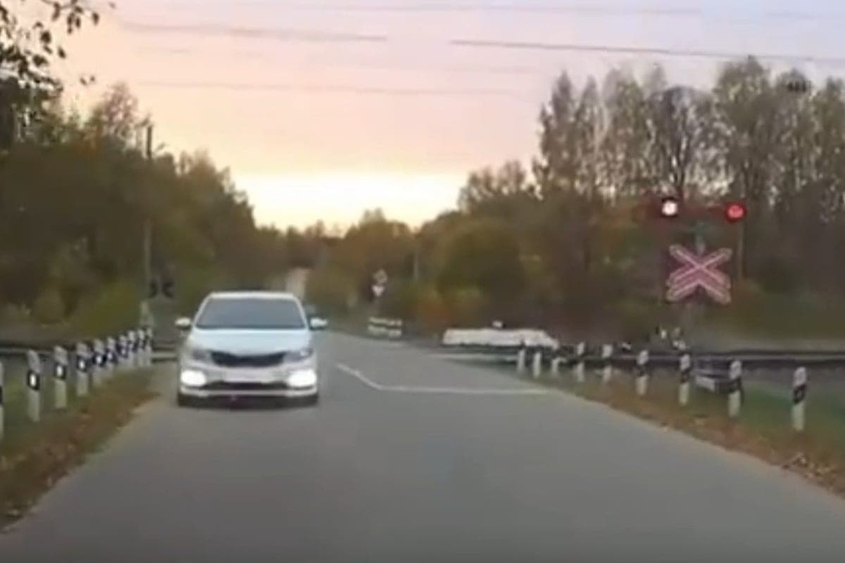 Kostroma horror: three drivers skipped the railway crossing right in front of the train