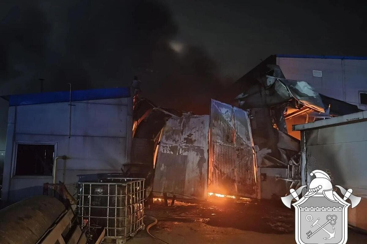 Dans le complexe d'entrepôt dans le quartier de Tosnensky brûlé hangar et chaufferie
