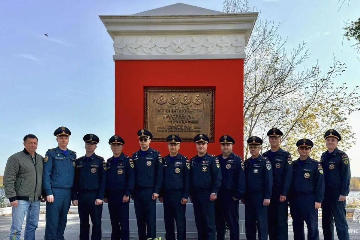 В Волгограде связисты МЧС возложили цветы к памятнику «Ролик»