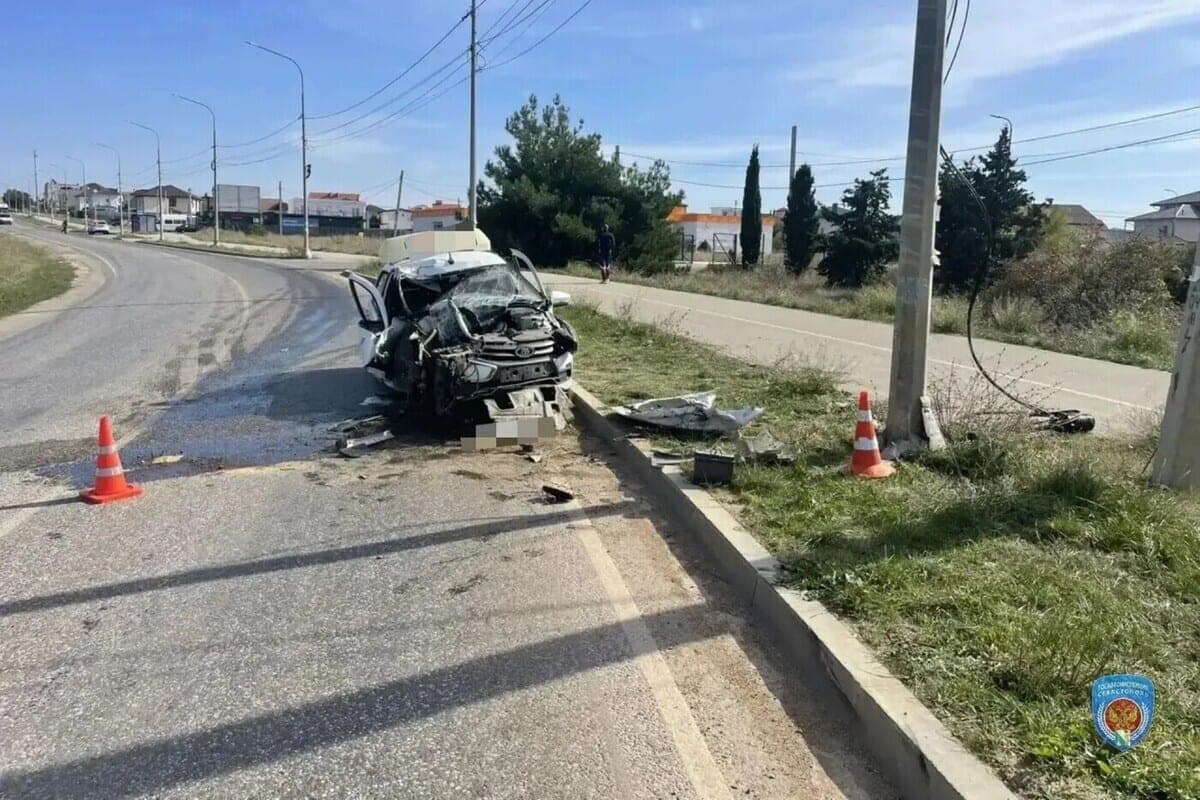 On the Fiolentovskoye highway, a taxi driver crashed into a pole and was hospitalized