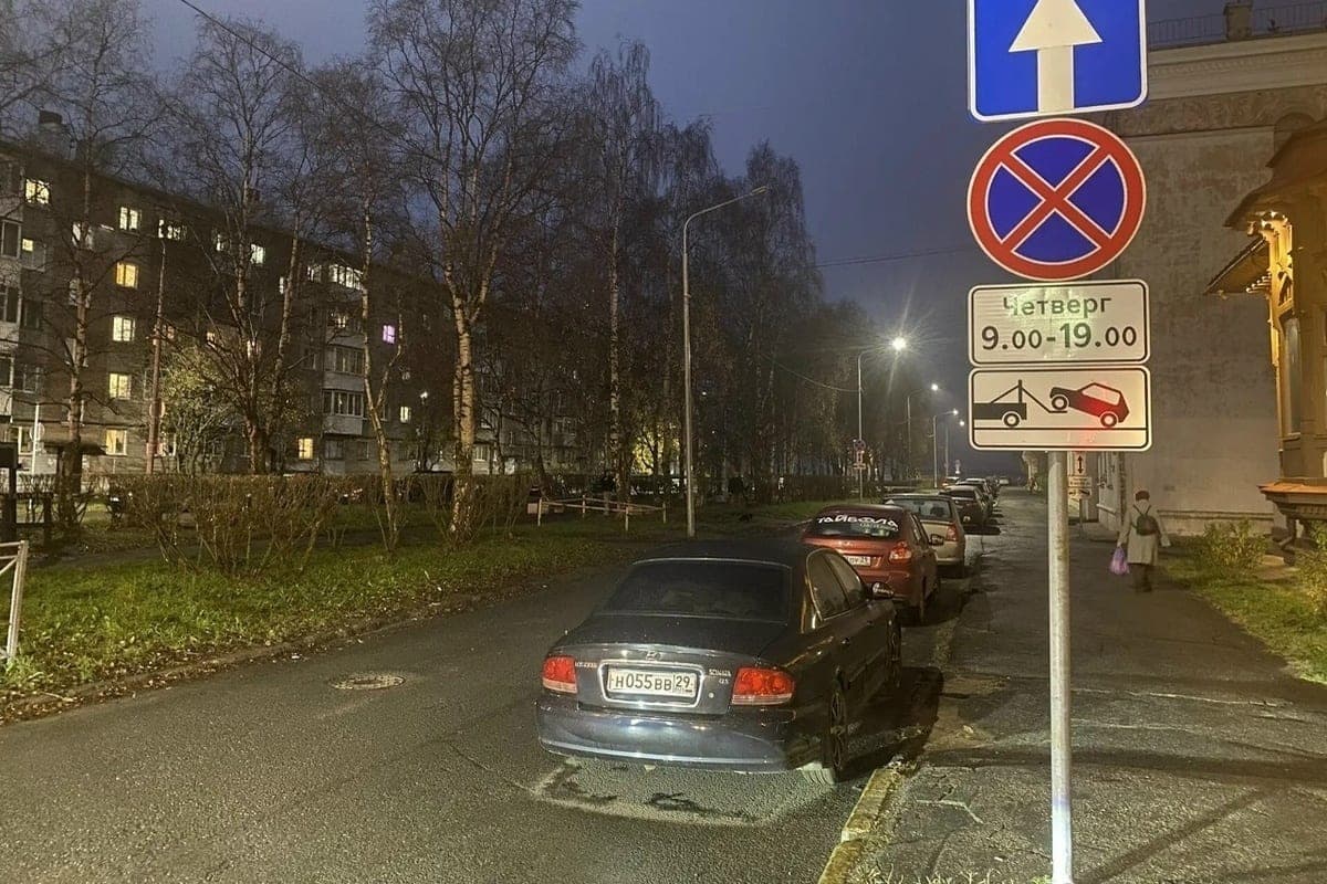 On Loginova Street in Arkhangelsk new parking rules marked by road signs