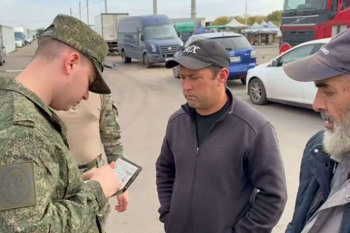 At the Alekseevsky market in Voronezh check the military registration of new citizens of Russia