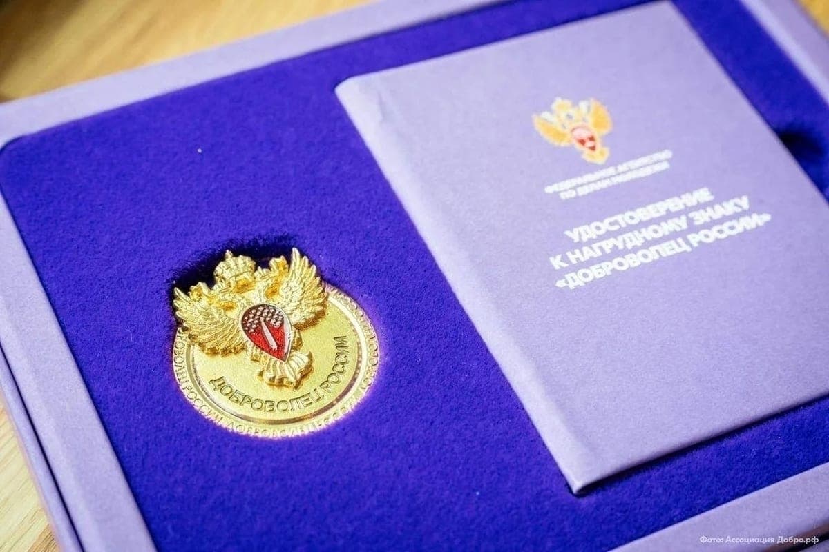 Нагрудный знак «Доброволец России» получат 4 волонтёра из Орловской области