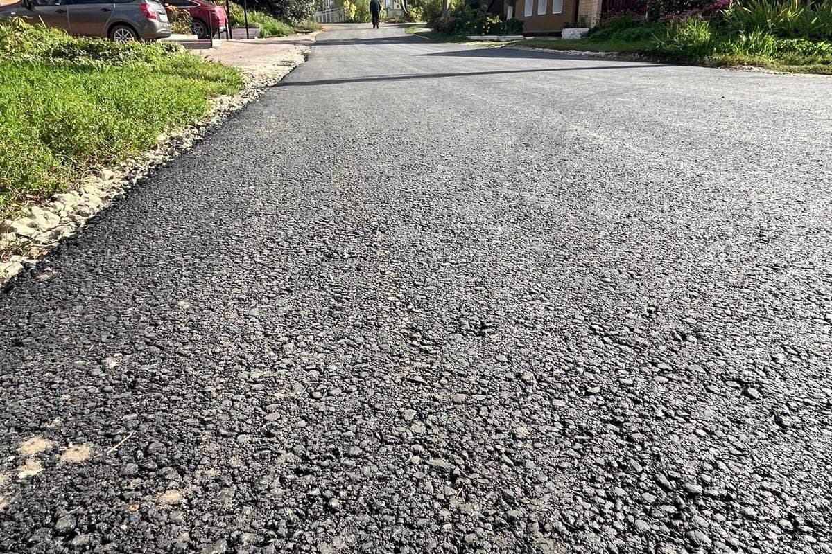 In the Oryol village Long on Gagarin street appeared new sidewalks and lighting