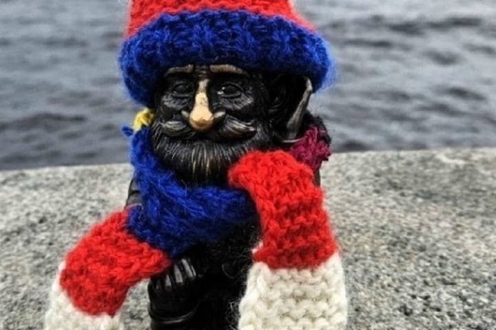 Monument to Grandfather Homa on the embankment of Petrozavodsk is preparing for the winter cold