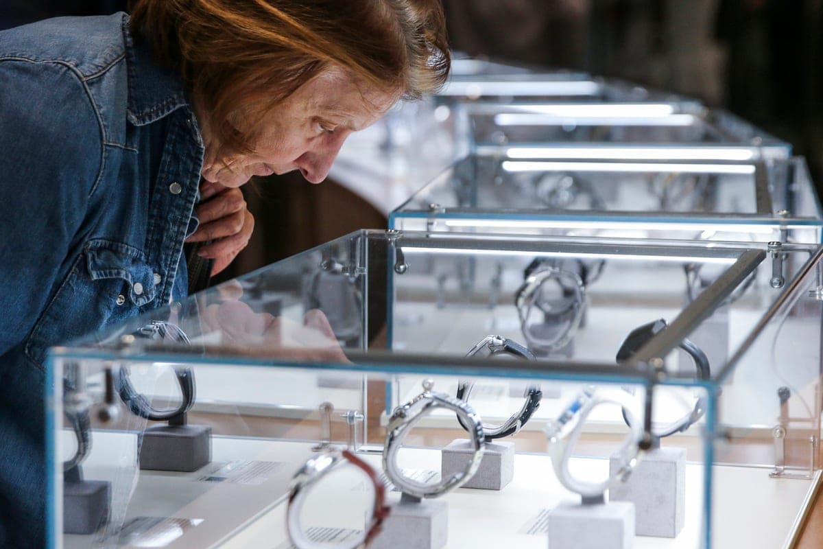 New model of popular watches causes irritation on the skin of Russians