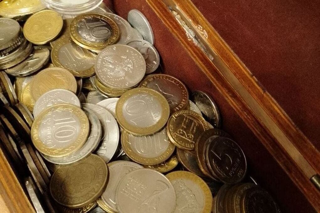 Leningrad residents urged to ease their wallets and banks