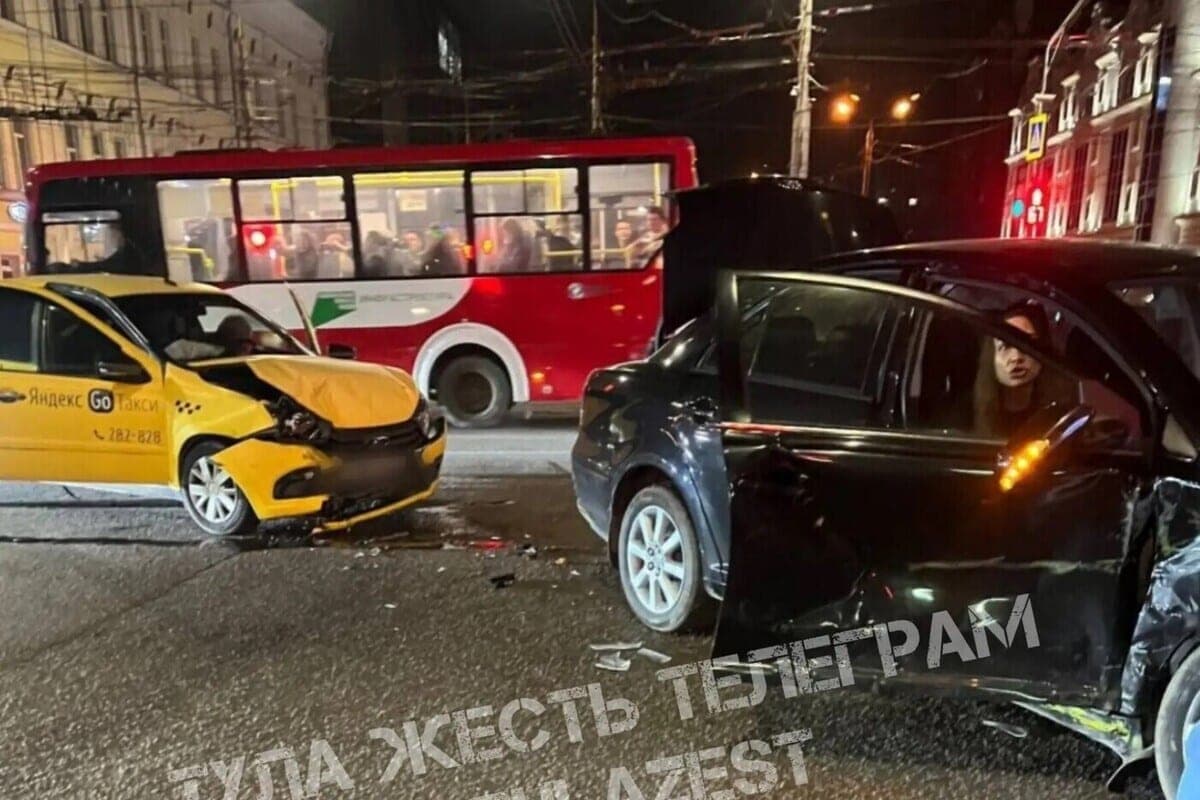 Taxi and dark sedan did not disperse on the Soviet in Tula