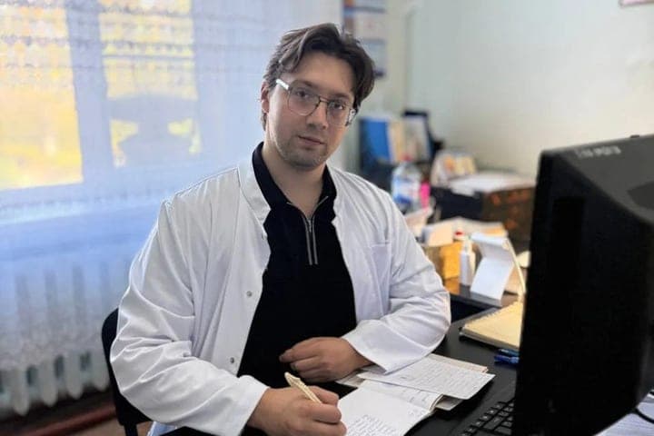 Traumatologist-orthopedist from Zhdanovka returned to his native city under the program “Zemsky doctor”