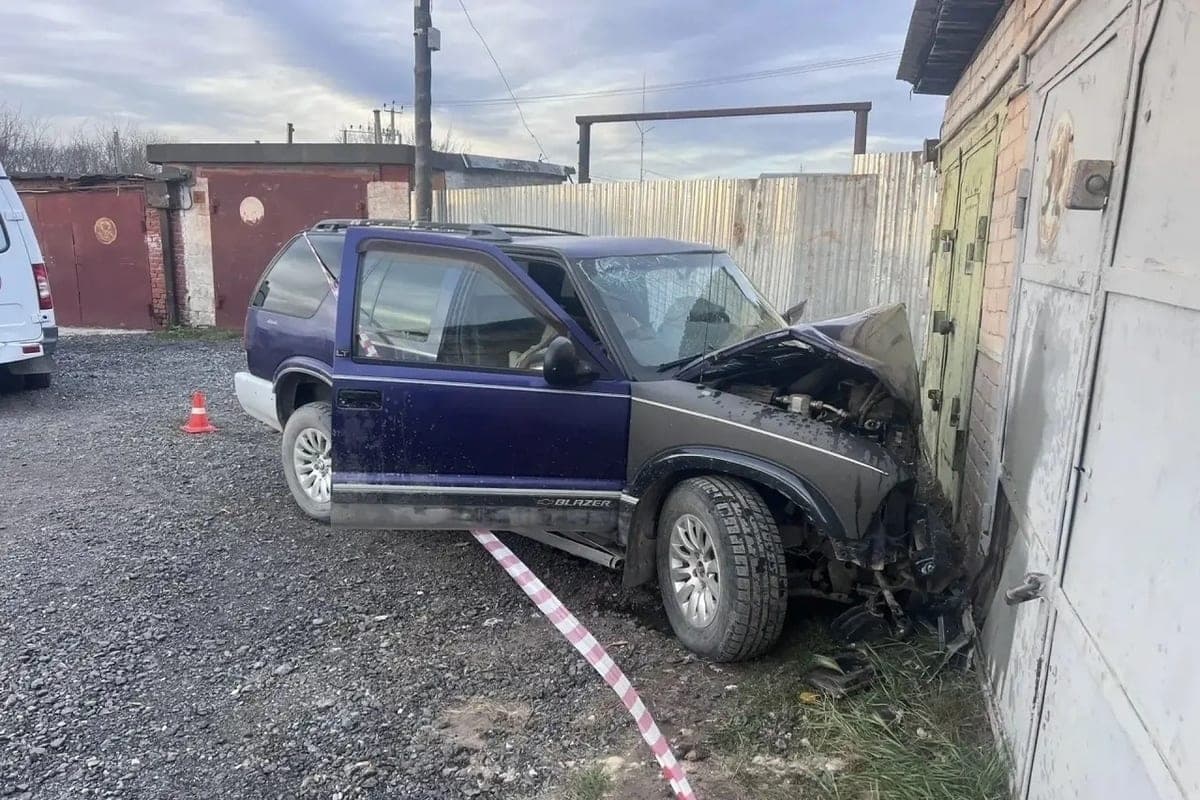 В Миассе пьяный мужчина на авто врезался в гараж, его пассажир погиб