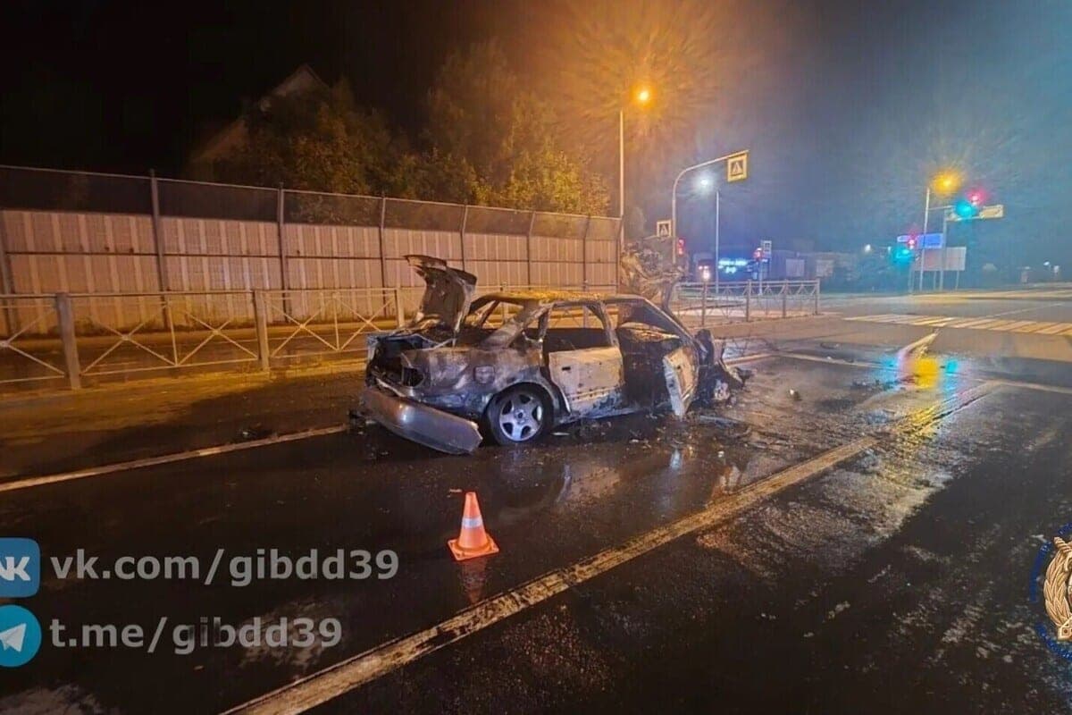 На подъезде к Зеленоградску Audi столкнулась с автобусом и загорелась