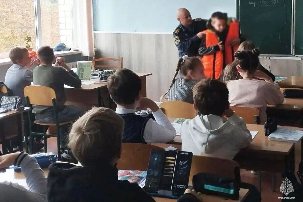 Emergencies Ministry rescuers teach Zaporozhye schoolchildren safety by the water