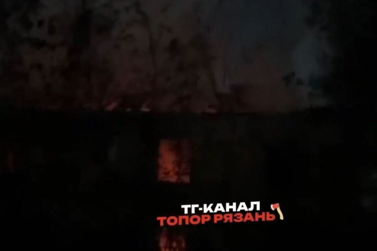 Соцсети: на улице Весенней в Рязани горел двухэтажный дом